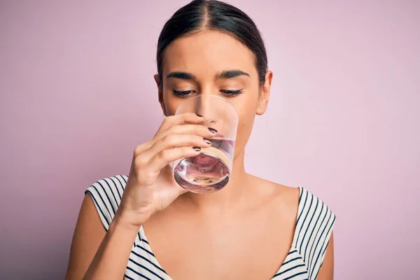 Joven Hermosa Morena Bebiendo Vaso Agua Saludable Para Refrescarse Pie —  Fotos de Stock