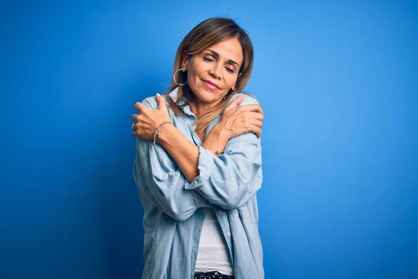 Middle Age Beautiful Woman Wearing Casual Shirt Standing Isolated Blue — Stock Photo, Image