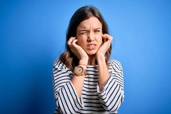 Ung Vacker Blond Flicka Bär Casual Tröja Står Över Blå — Stockfoto