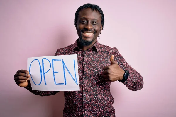 Junger Afrikanisch Amerikanischer Mann Hält Banner Mit Offener Botschaft Über — Stockfoto