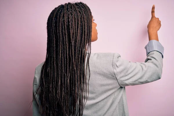 Genç Afro Amerikalı Kadını Pembe Izole Edilmiş Arka Planda Dikiliyor — Stok fotoğraf