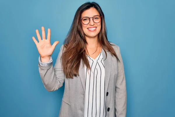 Jonge Latijns Amerikaanse Zakenvrouw Met Een Bril Een Blauwe Geïsoleerde — Stockfoto