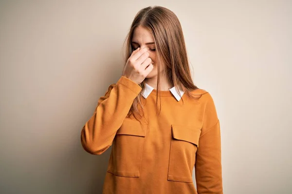 Jonge Mooie Roodharige Vrouw Draagt Casual Trui Geïsoleerde Witte Achtergrond — Stockfoto