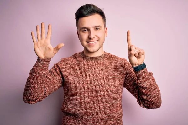 Jovem Bonito Caucasiano Homem Vestindo Casual Inverno Suéter Sobre Rosa — Fotografia de Stock