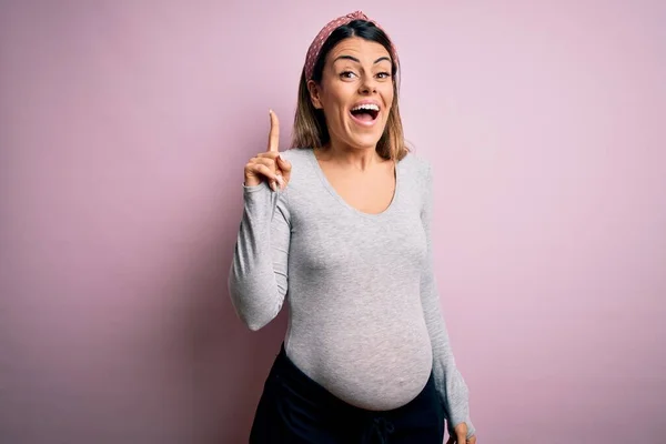 Jonge Mooie Brunette Vrouw Zwanger Verwacht Baby Geïsoleerde Roze Achtergrond — Stockfoto