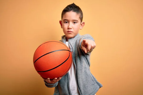 Niño Pequeño Jugando Con Pelota Baloncesto Sobre Fondo Amarillo Aislado — Foto de Stock