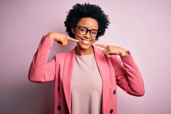 Молода Афроамериканська Бізнесменка Кучерявим Волоссям Рожевій Куртці Посміхається Показуючи Вказуючи — стокове фото