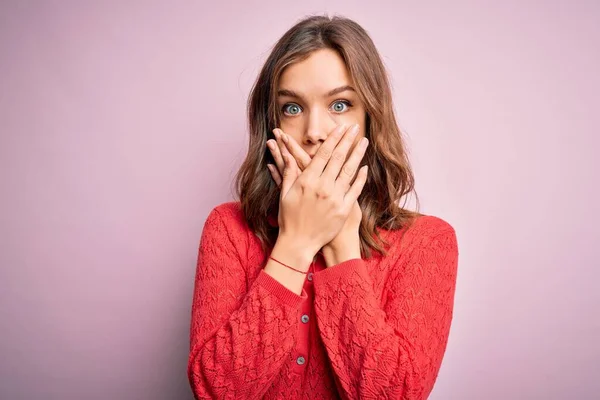 Jovem Linda Menina Casual Loira Sobre Rosa Isolado Fundo Chocado — Fotografia de Stock