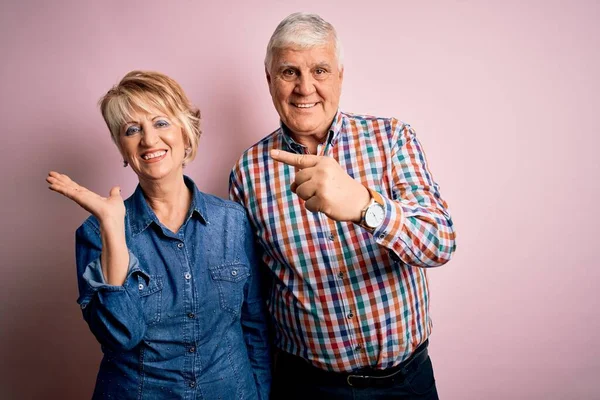 Senior Mooi Paar Samen Staan Geïsoleerde Roze Achtergrond Verbaasd Glimlachend — Stockfoto
