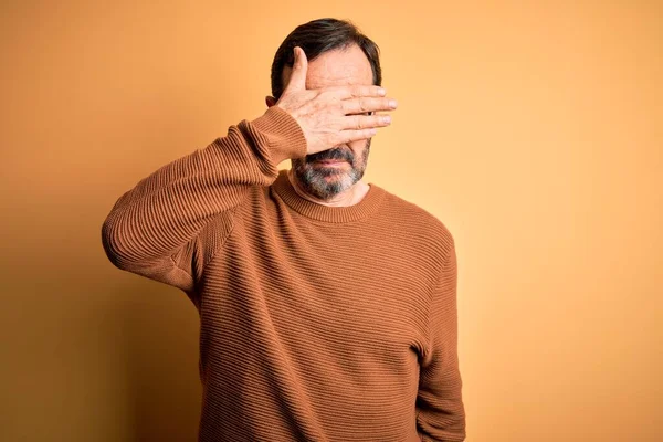 Homem Hoary Meia Idade Vestindo Camisola Marrom Óculos Sobre Fundo — Fotografia de Stock