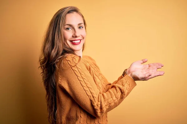 Young Beautiful Blonde Woman Wearing Casual Sweater Standing Yellow Background — Stock Photo, Image