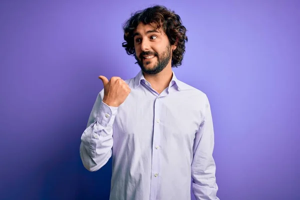 Jovem Homem Negócios Bonito Com Barba Vestindo Camisa Sobre Fundo — Fotografia de Stock