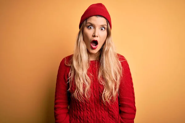 Young Beautiful Blonde Woman Wearing Casual Sweater Wool Cap White — Stock Photo, Image