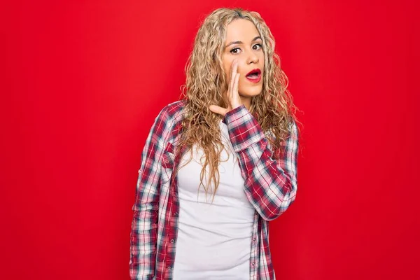 Jonge Mooie Blonde Vrouw Dragen Casual Shirt Staan Geïsoleerde Rode — Stockfoto