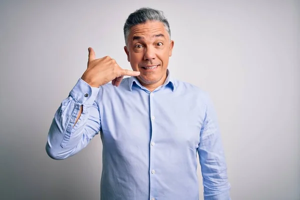 위에우아 셔츠를 손가락으로 통화를 중년의 사업가 의사소통하는 — 스톡 사진