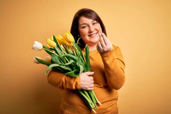 Piękny Size Kobieta Gospodarstwa Romantyczny Bukiet Naturalnych Kwiatów Tulipanów Żółtym — Zdjęcie stockowe