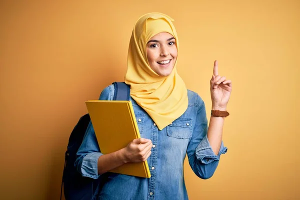 Молода Студентка Мусульманському Хіджабі Рюкзаку Тримає Книгу Жовтому Тлі Здивована — стокове фото