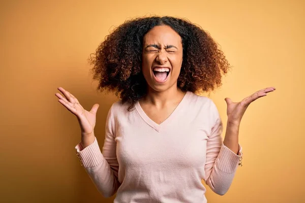 Jovem Afro Americana Com Cabelo Afro Vestindo Camisola Casual Sobre — Fotografia de Stock