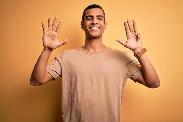 잘생긴 아프리카 미국인 남자노란 자신감 행복하게 웃으면서 손가락으로 손가락을 티셔츠를 — 스톡 사진