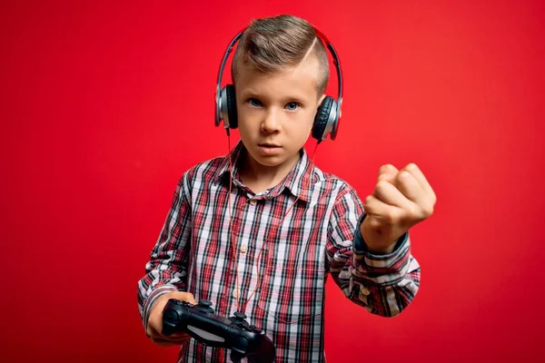 Mladý Malý Kavkazský Hráč Dítě Hrát Videohry Pomocí Gamepad Joystick — Stock fotografie