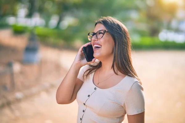 Ung Vacker Kvinna Ler Glad Och Självsäker Stå Med Ett — Stockfoto