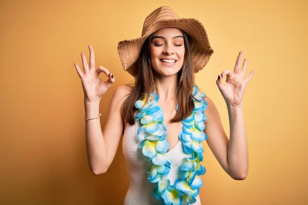 Giovane Bella Donna Bruna Vacanza Indossando Costume Bagno Fiori Hawaiani — Foto Stock