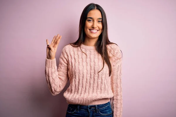 Ung Vacker Brunett Kvinna Bär Casual Tröja Över Isolerade Rosa — Stockfoto