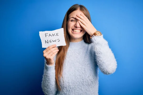 Jovem Mulher Ruiva Bonita Segurando Papel Com Mensagem Notícias Falsas — Fotografia de Stock