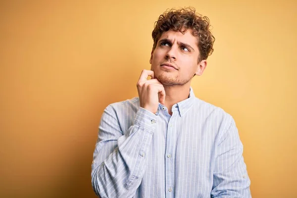 Joven Hombre Guapo Rubio Con Pelo Rizado Con Camisa Rayas —  Fotos de Stock