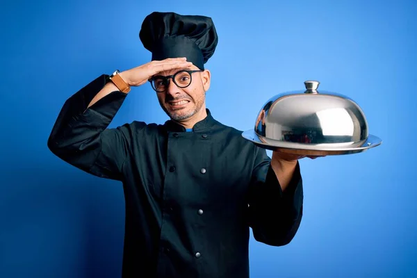 Homem Jovem Chef Bonito Vestindo Uniforme Chapéu Segurando Bandeja Garçom — Fotografia de Stock