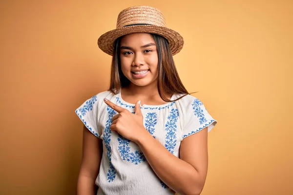 Junge Schöne Asiatische Mädchen Lässigem Shirt Und Hut Auf Gelbem — Stockfoto