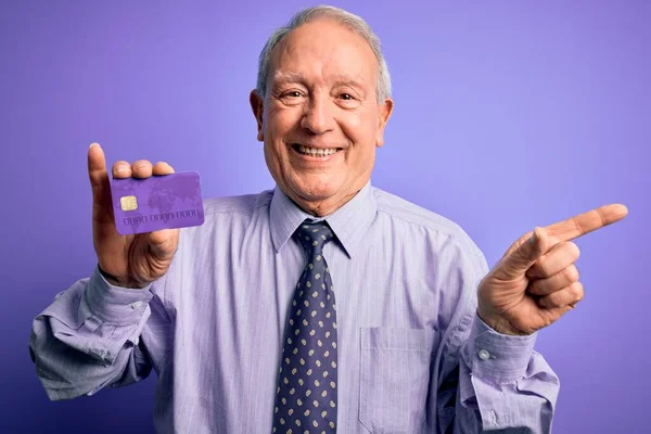 Senior Gråhårig Affärsman Som Håller Kreditkort Över Lila Bakgrund Mycket — Stockfoto