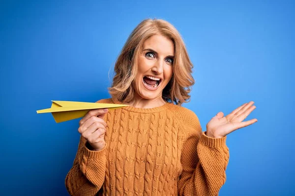 Middelbare Leeftijd Mooie Blonde Vrouw Met Papier Vliegtuig Geïsoleerde Blauwe — Stockfoto
