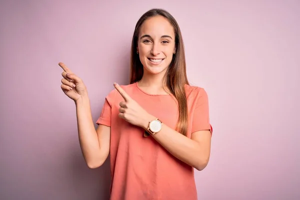 Jonge Mooie Vrouw Het Dragen Van Casual Shirt Staande Geïsoleerde — Stockfoto