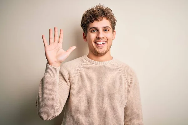 Joven Hombre Guapo Rubio Con Pelo Rizado Usando Suéter Casual —  Fotos de Stock