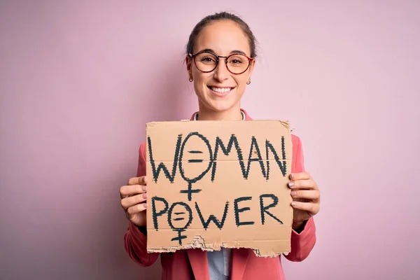 若い美しい活動家の女性は 幸せな顔をしたパワーメッセージを持つ女性の権利を保持するバナーを求めて歯を示す自信を持って笑顔で笑顔 — ストック写真