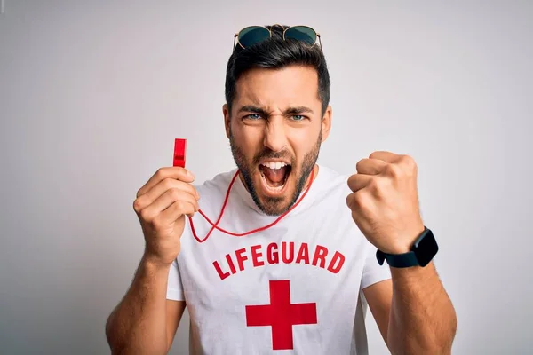 Jovem Nadador Salvador Com Barba Vestindo Camiseta Com Cruz Vermelha — Fotografia de Stock