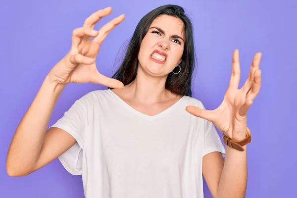 Jong Mooi Brunette Vrouw Dragen Casual Wit Shirt Paarse Achtergrond — Stockfoto