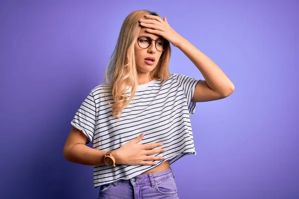 Jovem Bela Mulher Loira Vestindo Listrado Shirt Óculos Sobre Fundo — Fotografia de Stock