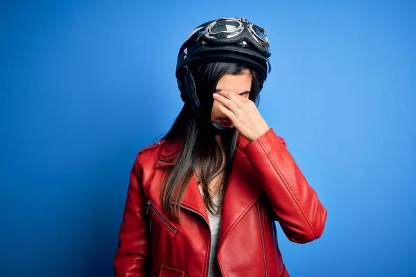 Giovane Bella Bruna Motociclista Donna Indossando Casco Moto Giacca Stanco — Foto Stock