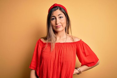 Genç ve güzel bir kadın. Renkli bir yaz stili. Sarı izole edilmiş arka plan. Uykulu ve yorgun görünüyor..