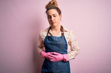 Sarışın, güzel bir temizlikçi kadın ev işi yapıyor. Arpon ve eldiven takıyor ve midesi üzerinde. Çünkü hazımsızlık, acı veren hastalıklar, kendini iyi hissetmiyor. Ache kavramı.