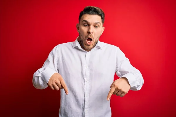 Jovem Homem Negócios Com Olhos Azuis Vestindo Camisa Elegante Sobre — Fotografia de Stock