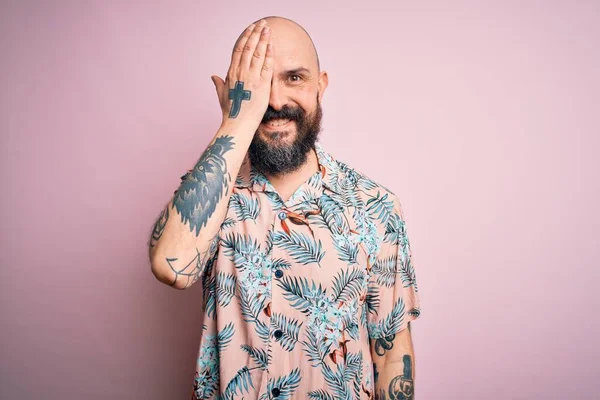 Bonito Homem Careca Com Barba Tatuagem Vestindo Camisa Floral Casual — Fotografia de Stock