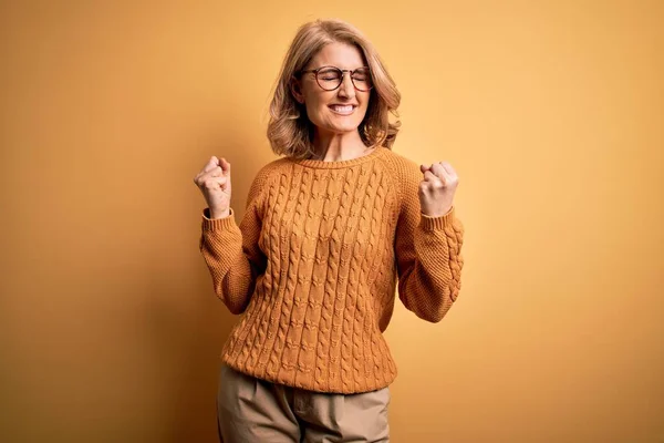 Mujer Rubia Hermosa Mediana Edad Con Suéter Casual Gafas Sobre —  Fotos de Stock