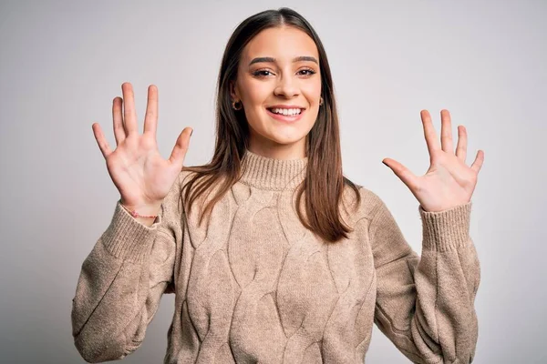 Jong Mooi Brunette Vrouw Dragen Casual Trui Staan Witte Achtergrond — Stockfoto