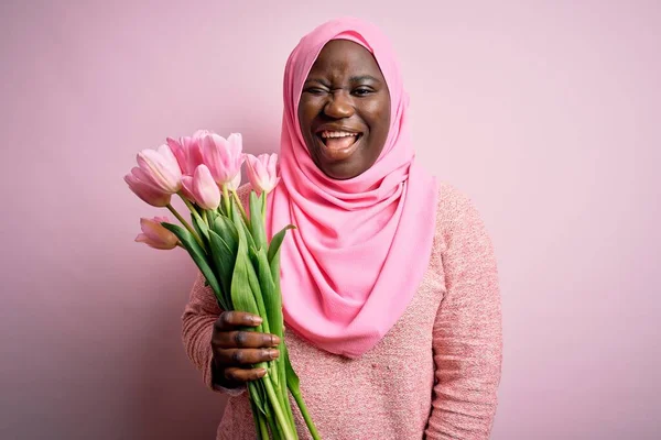 Young African American Size Woman Wearing Muslim Hijab Holding Bouquet — Stock Photo, Image