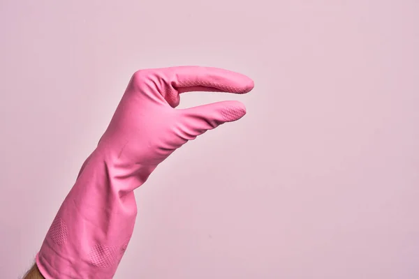 孤立したピンクの背景のピンクのピッキング上に手袋を掃除し 目に見えないものを取ります スペースを示す指でオブジェクトを保持 — ストック写真