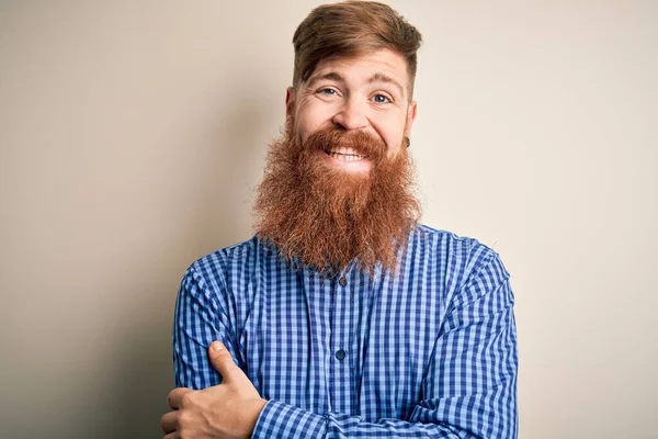 Красивый Ирландский Рыжий Бизнесмен Бородой Стоящий Изолированном Фоне Счастливое Лицо — стоковое фото