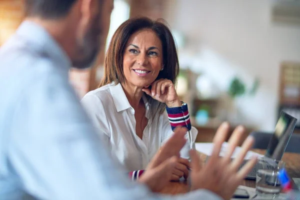 Due Lavoratori Mezza Età Che Sorridono Felici Fiduciosi Lavorare Insieme — Foto Stock